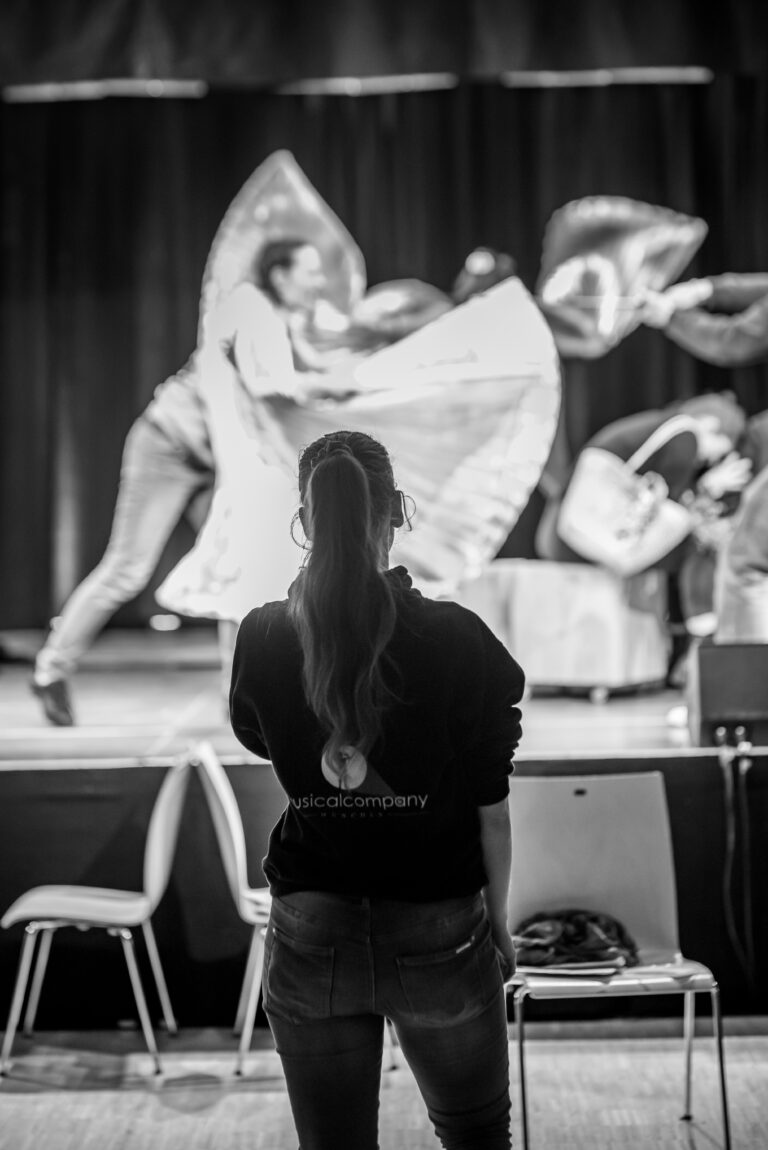 Regisseurin vor der Bühne aus "Diebe im Olymp - Das Percy-Jackson-Musical"