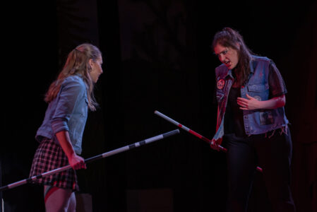 Clarisse kämpft gegen Annabeth aus "Diebe im Olymp - Das Percy-Jackson-Musical"