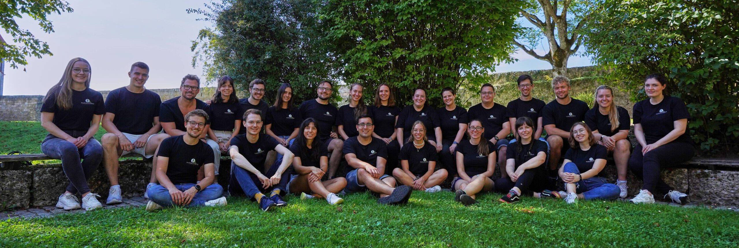 Gruppenbild der Musicalcompany im Grünen